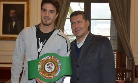 EL GOBERNADOR SERGIO CASAS RECIBIÓ A BOXEADOR RIOJANO RADICADO EN EE.UU