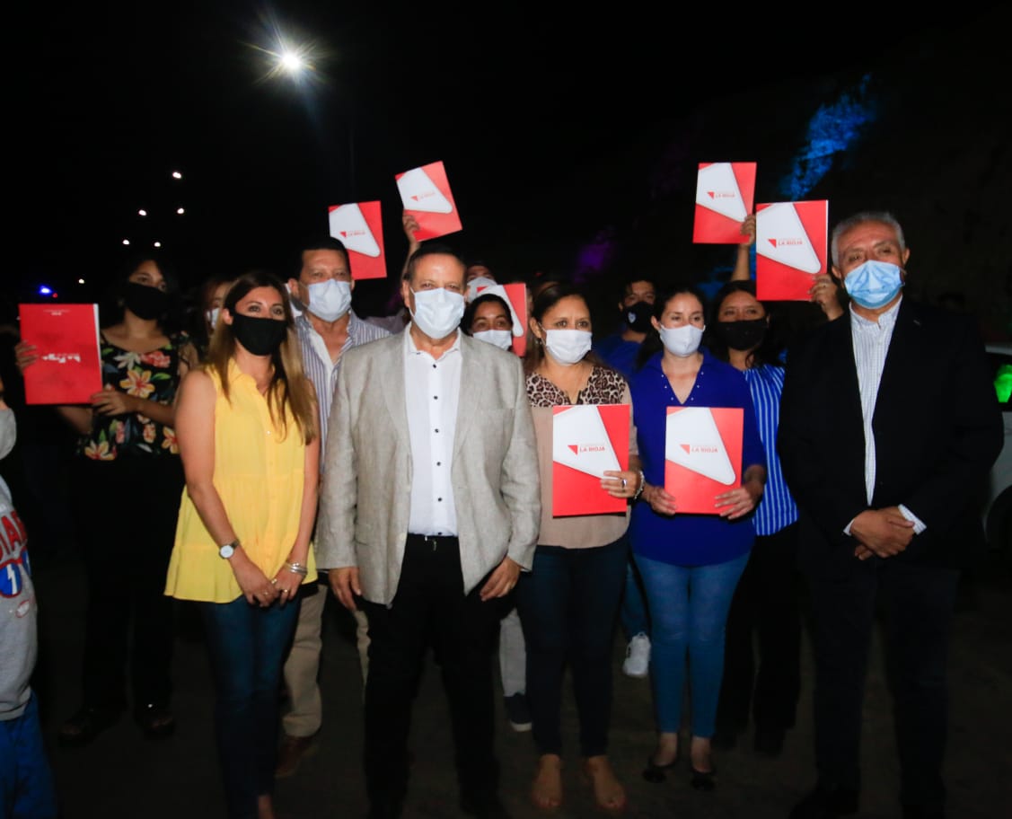 El gobernador Quintela entregó nombramientos a personal de Salud, Vialidad y Secretaría del Agua  - foto  1