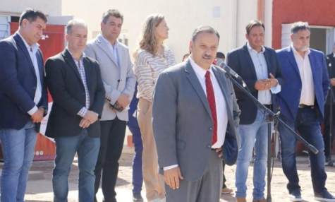 El gobernador Ricardo Quintela entregó viviendas y anunció la construcción de 50 nuevas unidades habitacionales 