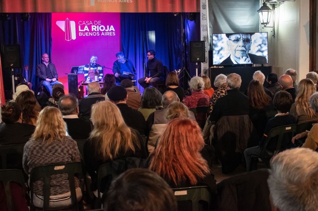 El artista riojano presentó su último libro “De este lado del viento” en el Patio Angelelli de La casa de la Rioja en Buenos Aires.   - foto  1