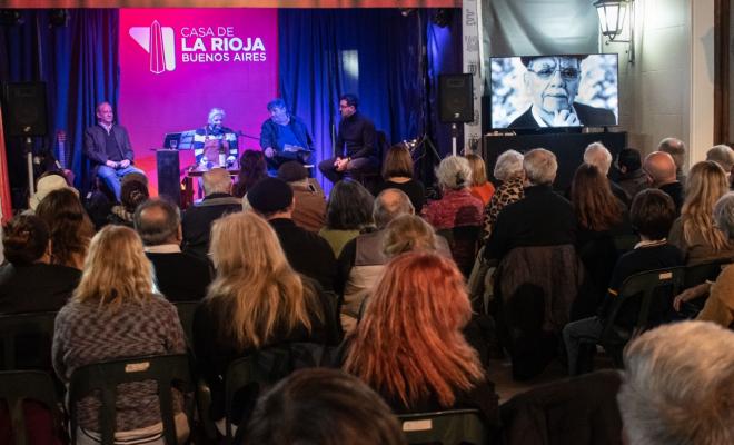 El artista riojano presentó su último libro “De este lado del viento” en el Patio Angelelli de La casa de la Rioja en Buenos Aires.  