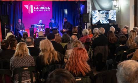 El artista riojano presentó su último libro “De este lado del viento” en el Patio Angelelli de La casa de la Rioja en Buenos Aires.  