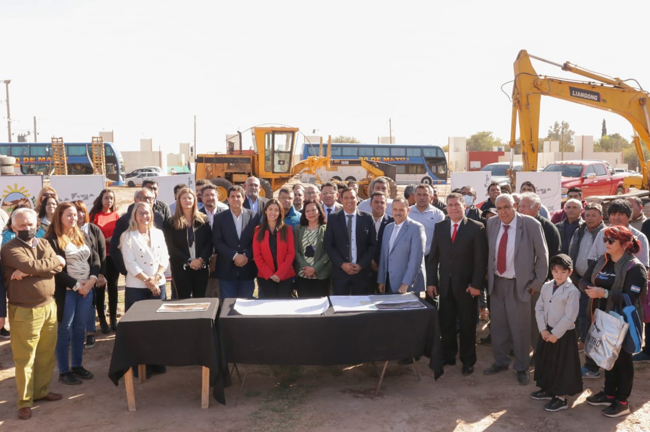 Quintela encabezó la presentación de obra de infraestructura hídrica que beneficiará a cientos de productores locales - foto  1