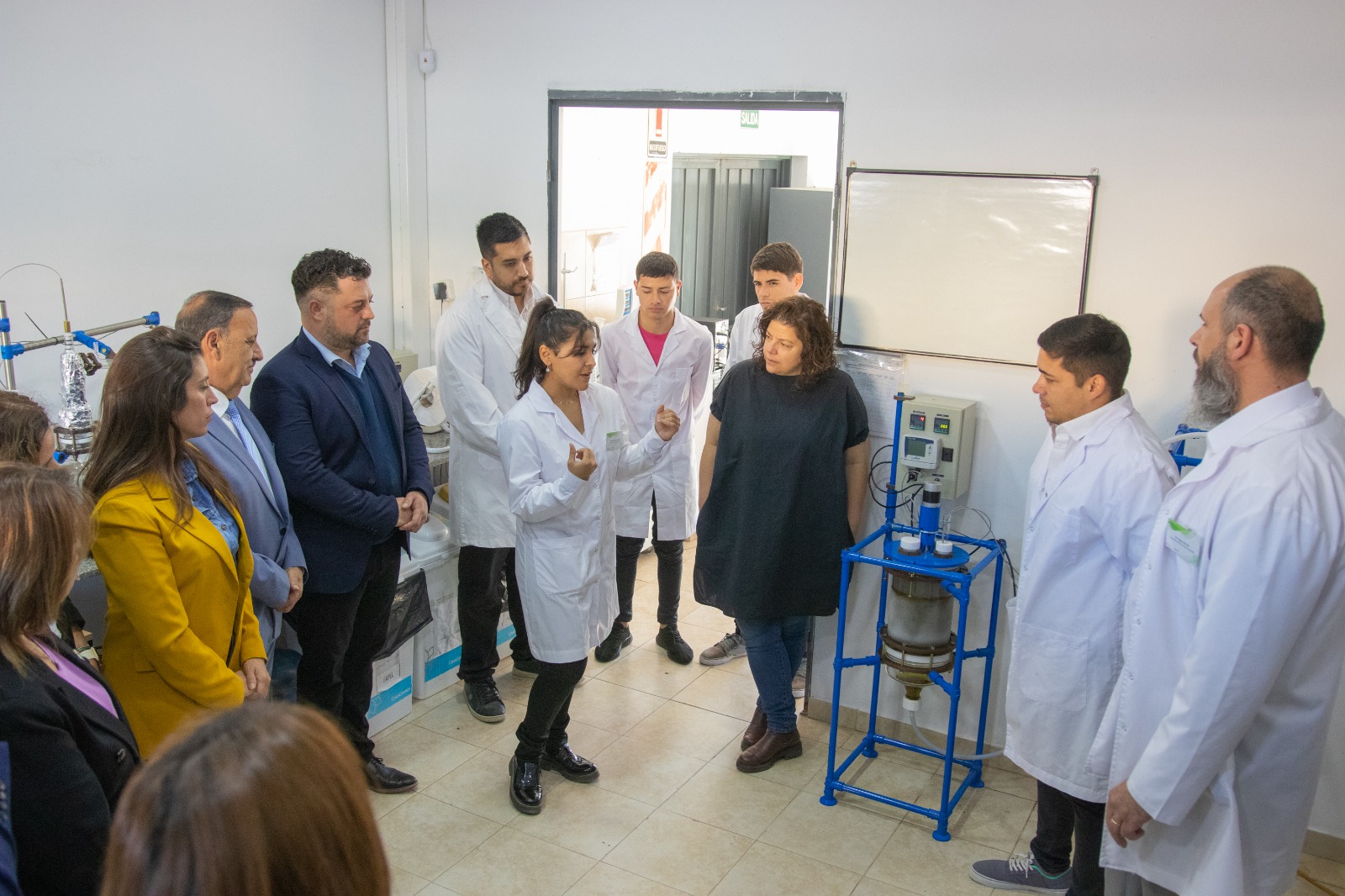 El gobernador Ricardo Quintela y la ministra Carla Vizzotti visitaron la producción del Aceite de Cannabis Medicinal que será distribuido de forma gratuita en la provincia - foto  1