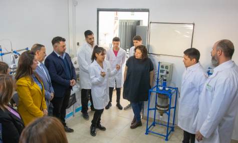 El gobernador Ricardo Quintela y la ministra Carla Vizzotti visitaron la producción del Aceite de Cannabis Medicinal que será distribuido de forma gratuita en la provincia