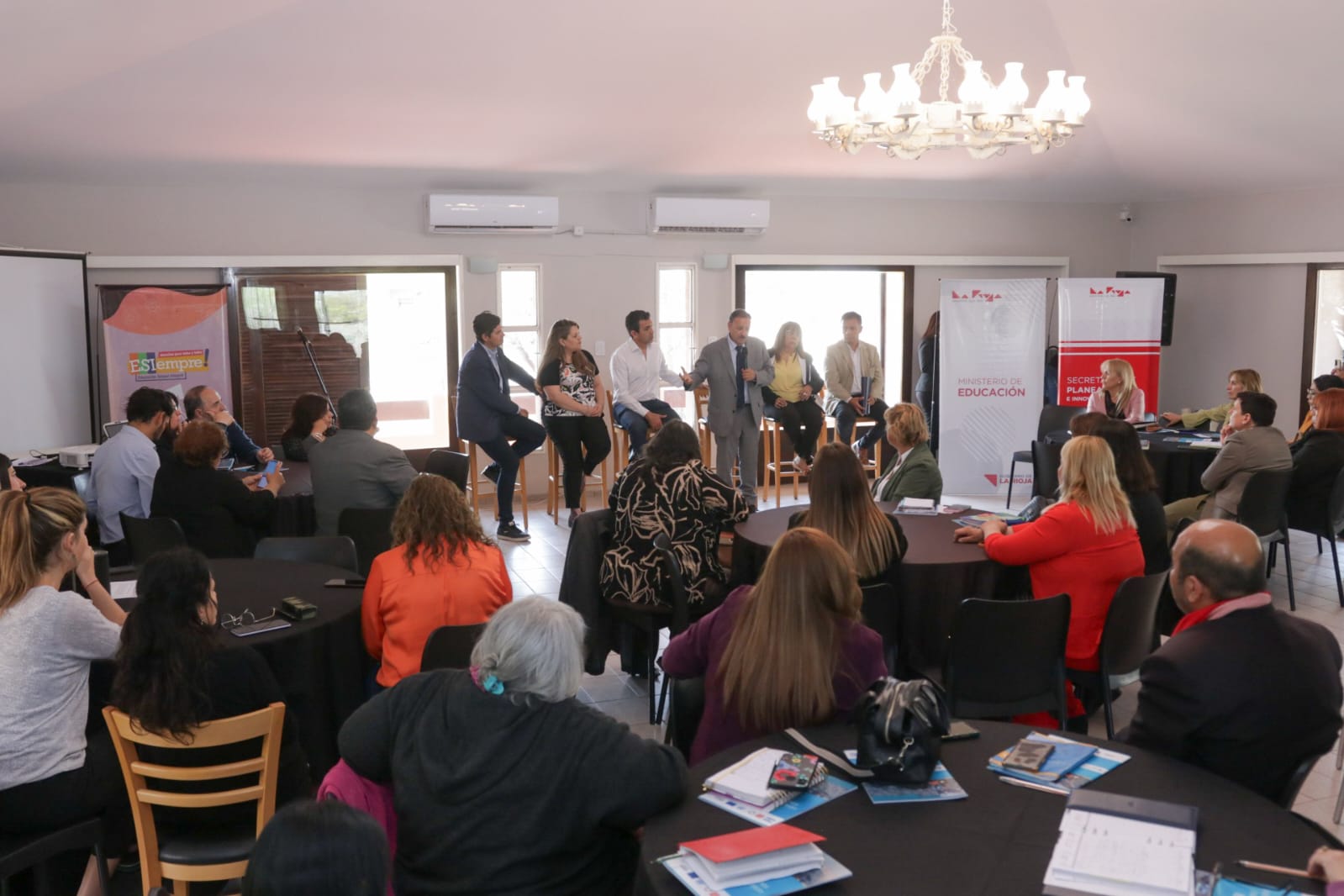 El gobernador Ricardo Quintela acompañó el cierre de las jornadas de fortalecimiento de ESI en las escuelas con talleres destinados a equipos de supervisión - foto  1