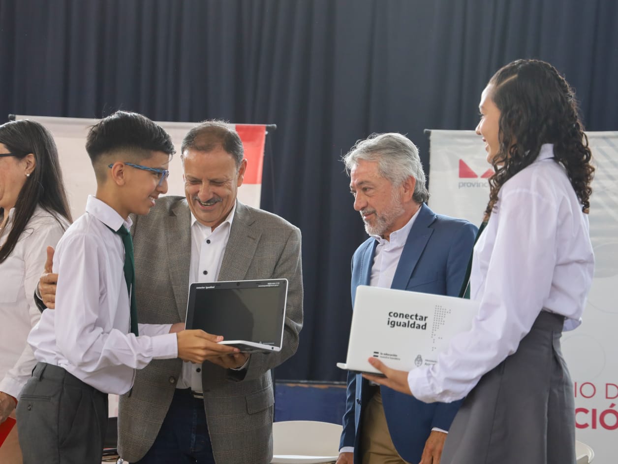 Para Quintela, la entrega de 12 mil computadoras a estudiantes es posible “cuando hay gobiernos que defienden, estimulan e impulsan la generación de derechos” - foto  1