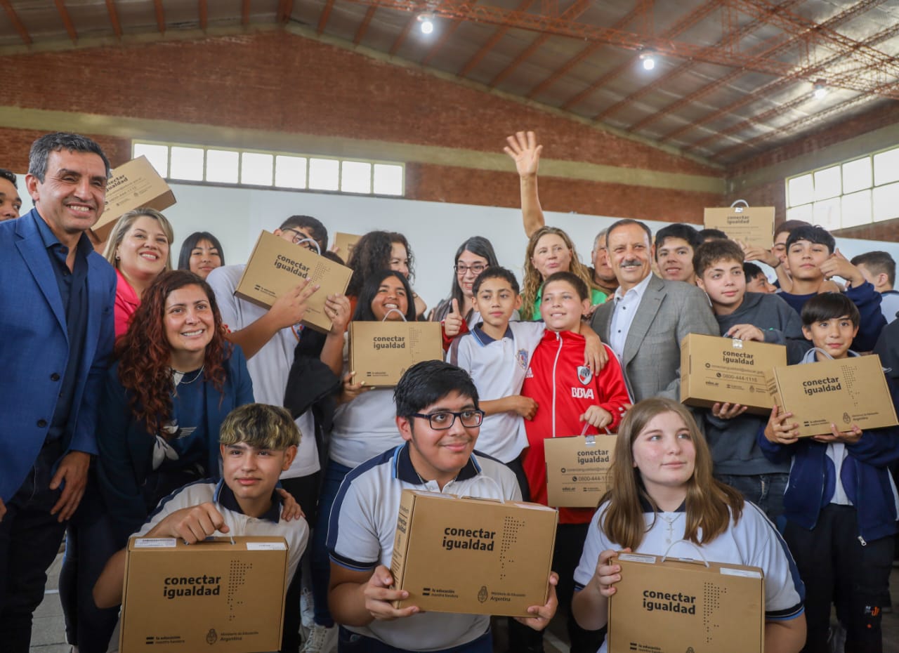 Para Quintela, la entrega de 12 mil computadoras a estudiantes es posible “cuando hay gobiernos que defienden, estimulan e impulsan la generación de derechos” - foto  2