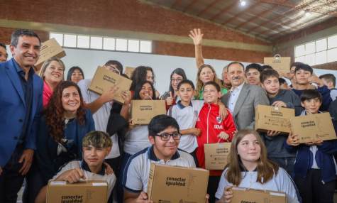 Para Quintela, la entrega de 12 mil computadoras a estudiantes es posible “cuando hay gobiernos que defienden, estimulan e impulsan la generación de derechos”