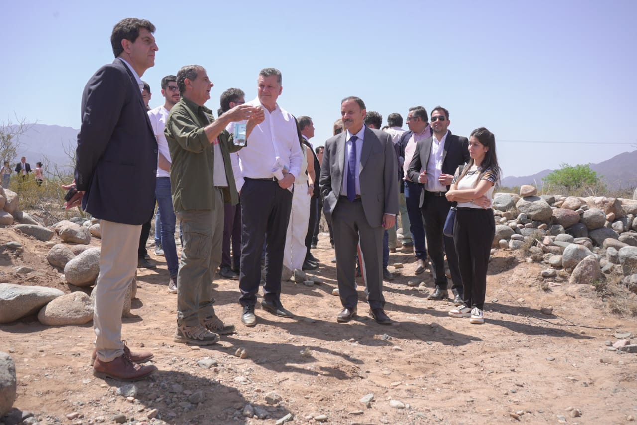 El gobernador Ricardo Quintela visitó el avance de la obra Tamberías del Inca