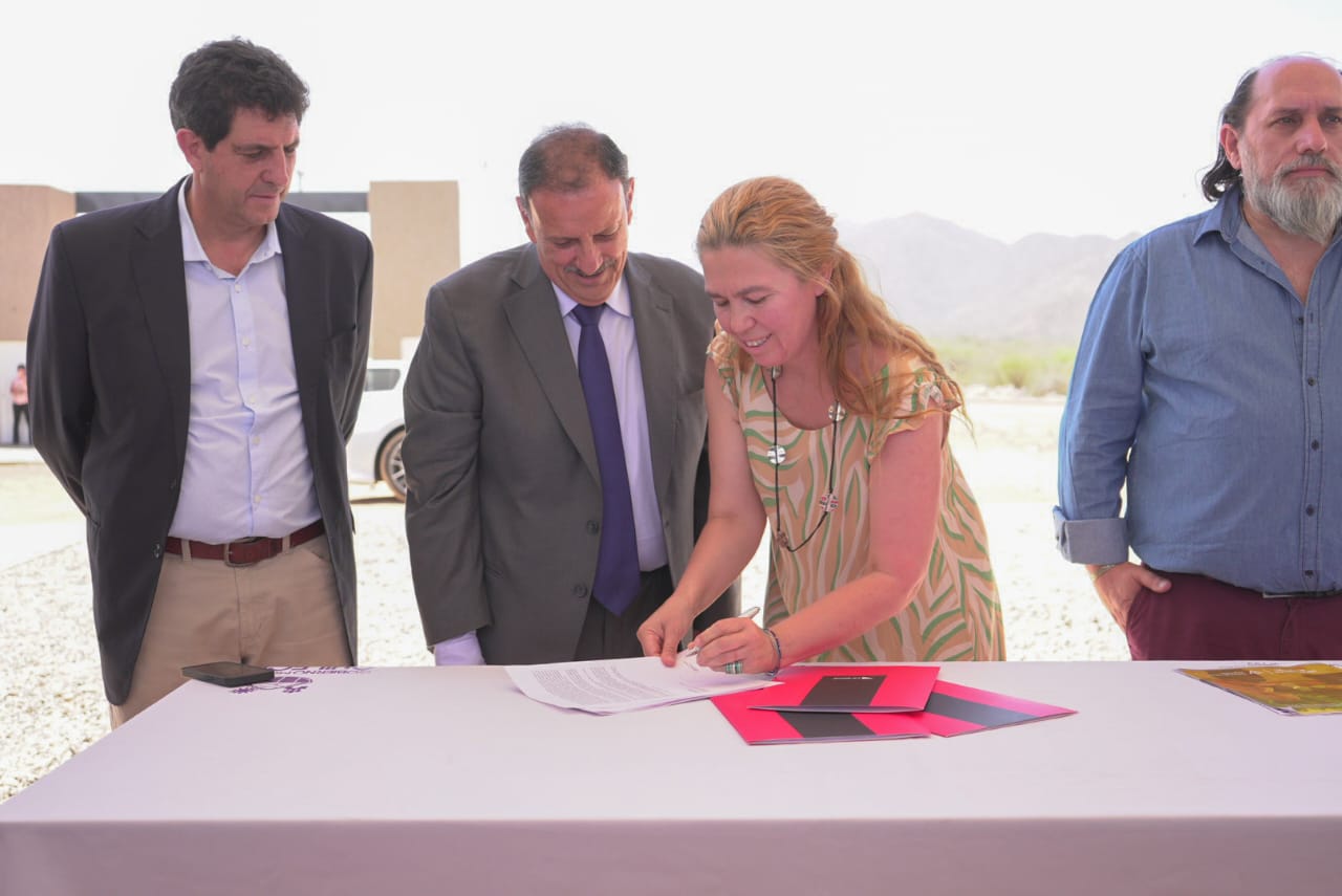 El gobernador Ricardo Quintela visitó el avance de la obra Tamberías del Inca - foto  1