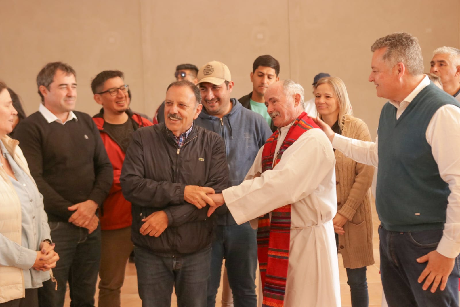 El gobernador acompañó a la comunidad riojana que recordó al Obispo y mártir Monseñor Angeleli - foto  1
